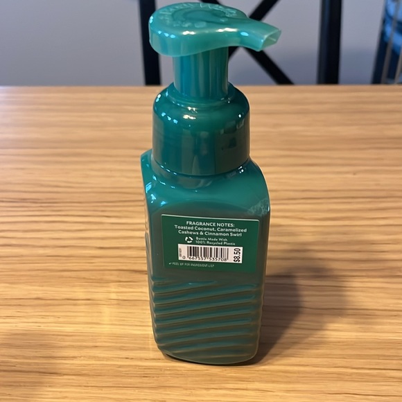 Bath & Body Works Gentle Foaming Hand Soap. Christmas Coconut Brittle. - Picture 3 of 3